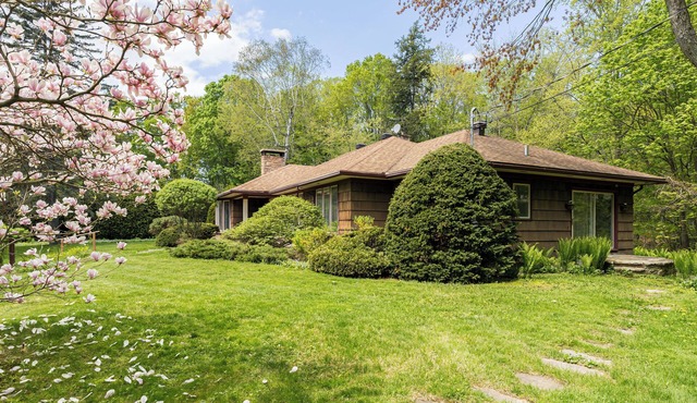 Le Hudson Hideaway | Large Mid Century Bungalow with Ultimate Privacy on 1 Acre