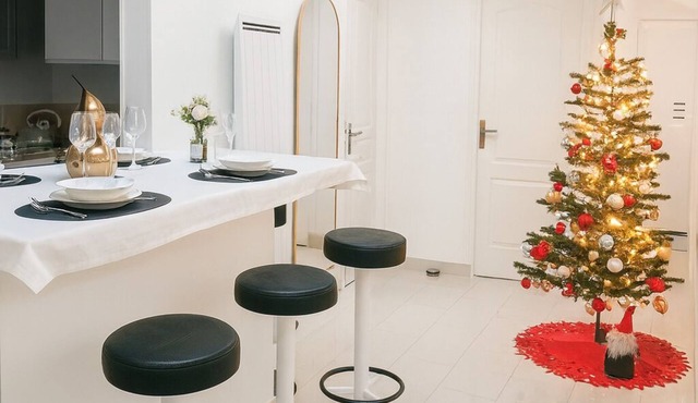 LE JARDIN 28: Free closed parking lot 15 minutes' walk from RER A/E, PARIS/DISNEY