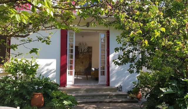 Le Jardin de Pierrette. with garage and city view very close to the city center.