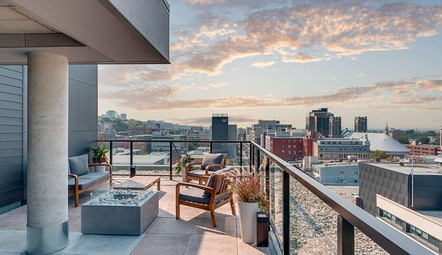 Le Jules-Rooftop Pool