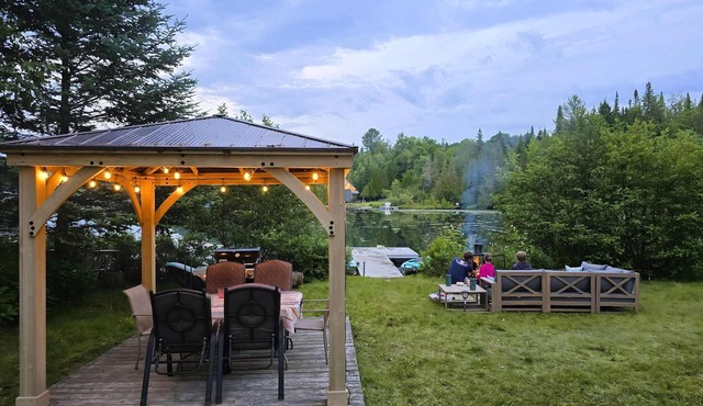 Le Lac Apaisant - Winter Lakeside Escape, Hot Tub & Dock