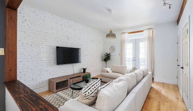 "Le Laurier" - Mile-End Retreat, 3bdrs - sleeps (8)