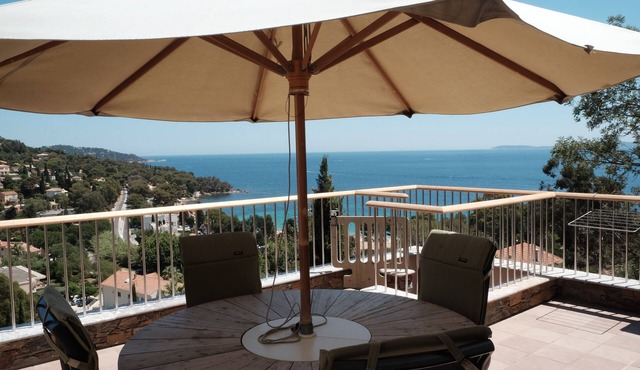 Le Lavandou, Aiguebelle beach 300m, sea view, heated pool, garage, air conditioning.