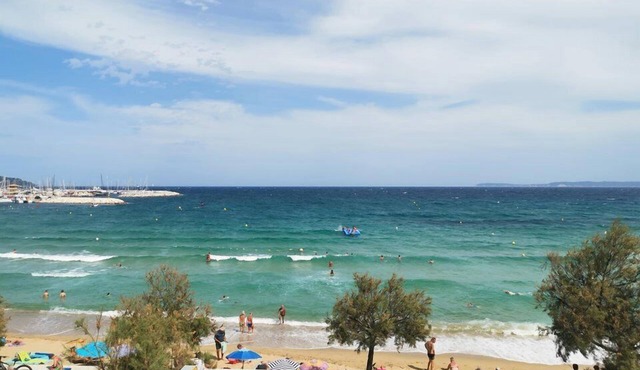 Le Lavandou, Nice one-bedroom to rent for 4 people, seaview, steps from the beach