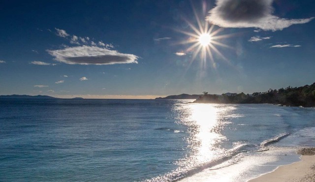 Le Lavandou, One-bedroom + mezzanine to rent for 6 people, beautiful seaview, steps from the.