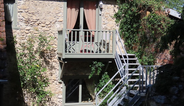 Le Loft one bedroom private apartment with kitchen, garden and heated pool