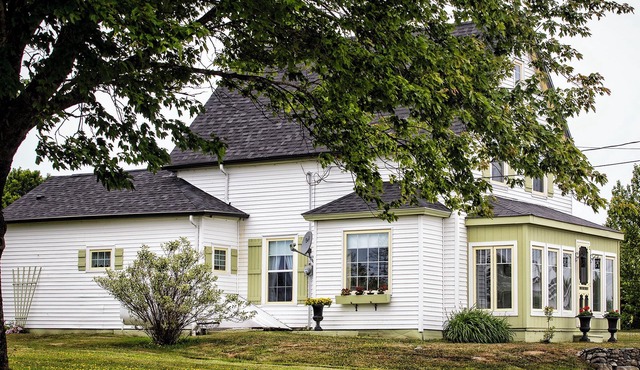 Le Logis Des Abbes Vacation Rental -SURETTE'S ISLAND, Yarmouth County