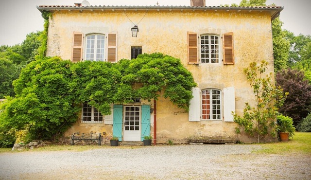 Le Luc manor house, 30 minutes from the beaches of the Landes region, with private heated swimming pool.