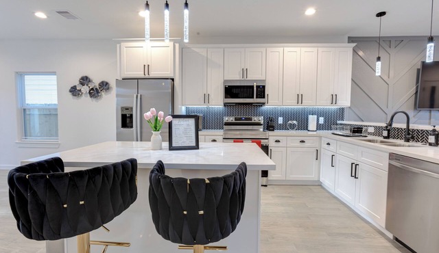 Lé Luxe Maison! Upscale 3 BR 2.5 BA Medical Center/Downtown Houston -Gated-