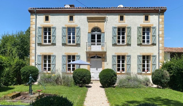 Le Manoir aux Volets Verts with Hot Tub