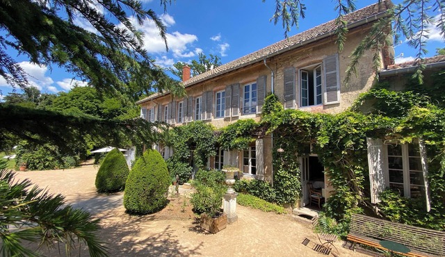 Le Manoir Bressan Beautiful spacious family home, quiet, dogs OK