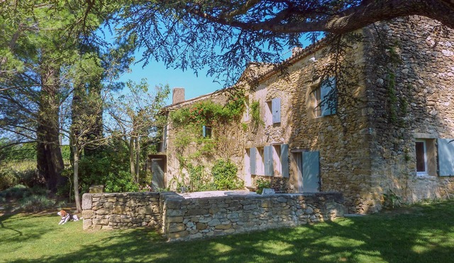 Le Mas Charpin is located in the South Luberon in Puyvert; Lourmarin is 2 km away.