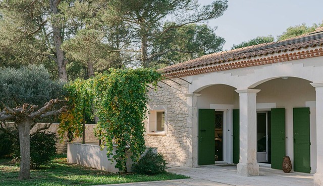 Le Mas des Cigales: tastefully decorated house with swimming pool in the heart of the Alpilles.