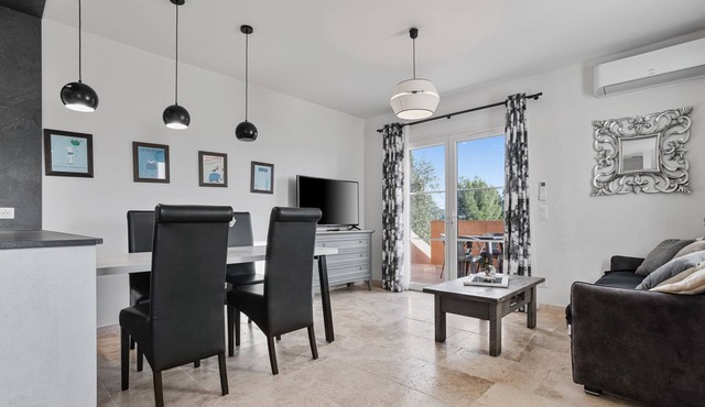 Le Mas des Bouteillans "Les Cyprès" with Shared Pool, Wi-Fi & Air Conditioning