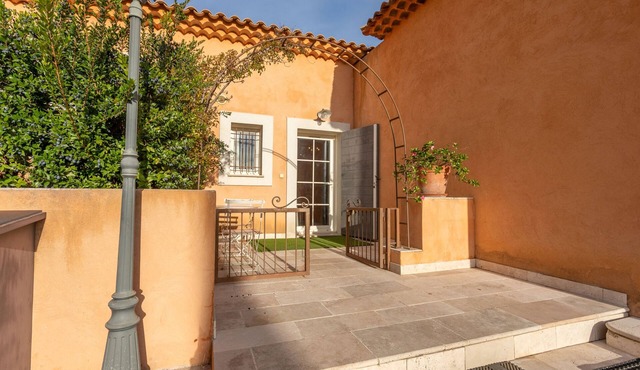 Le Mas des Bouteillans “Les Myrtes” with Wi-Fi and Air Conditioning