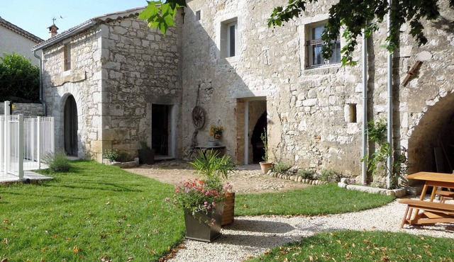 Le Mas des Bignones, Provençal farmhouse: pool, fenced garden, south of Ardèche