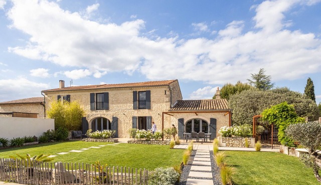 Le Mas des Oliviers - with private pool and walking distance of Chateaurenard
