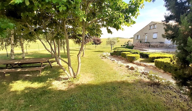 Le Mas des Oliviers – Peaceful 2-Level Apartment with Pool, Nature Views, and Shared Amenities