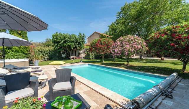 Le Mas Des Pins with Shared Pool, Wi-Fi and Air Conditioning