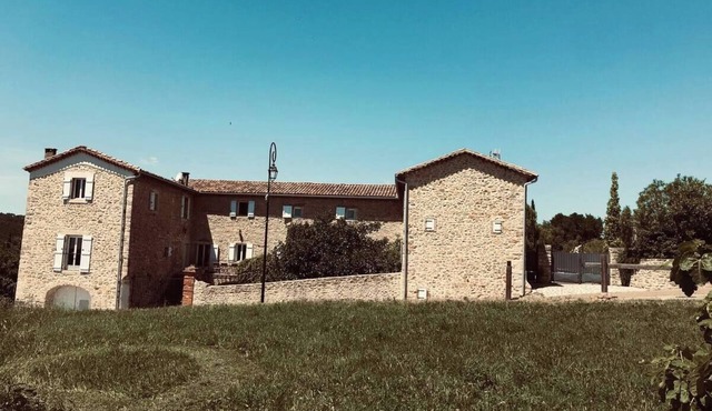 Le mas du figuier at the foot of the medieval city