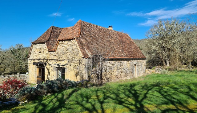 Le Mas Estela: a traditional stone house in a peaceful countryside setting
