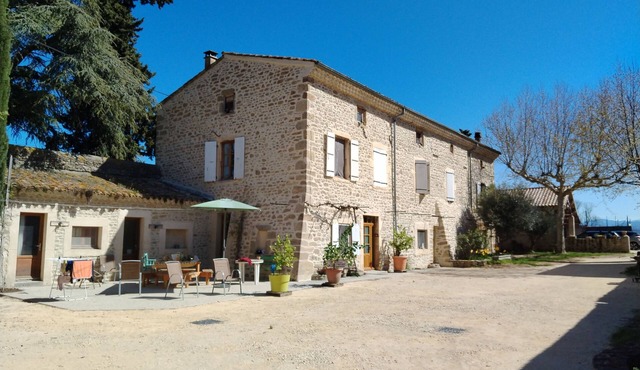 LE MAS GORCE, Drôme valley, spacious TERRACE, courtyard, parking, garage.