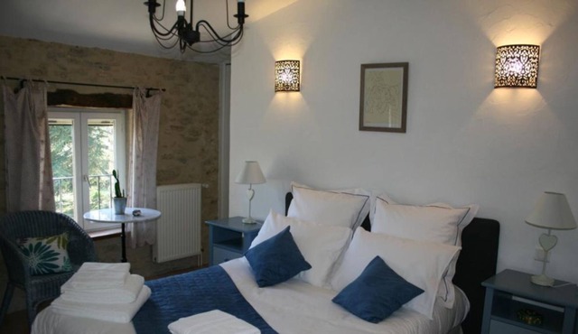 Le Mas Théophile welcomes you with a capacity of 12 to 14 people.