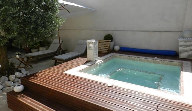 Le Maset des Aires avec vue sur le Luberon et son jacuzzi extérieur disponible de juin à mi-septembre