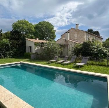 Le Mazet de la pointe dans les Alpilles avec piscine et jardin