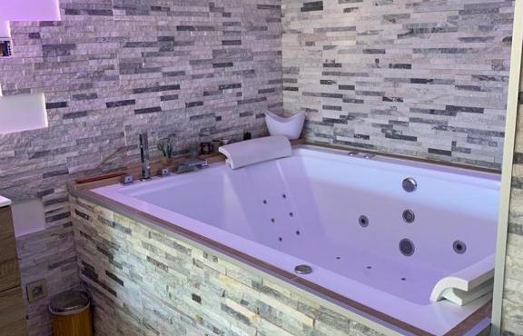 Le Menhir Jacuzzi Lit 200x200