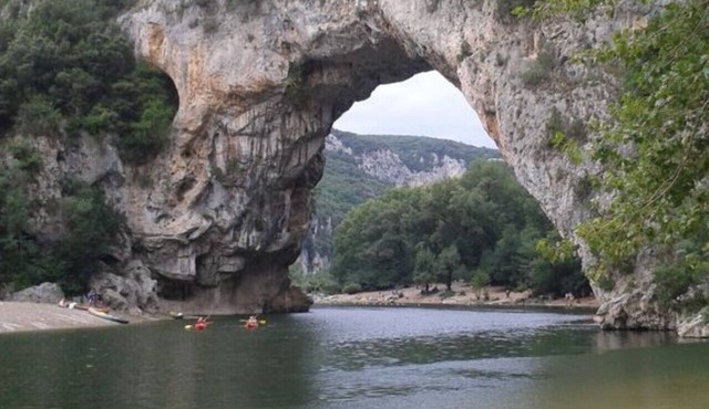 Le Menuet, charming gîte, close to the river, private parking.