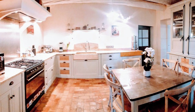 Le Midi, A Refined Master House in Provence with a swimming pool