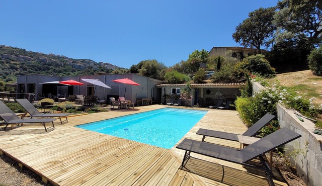 "Le Milan d'Or": family accommodation for 12 people on the edge of the maquis.