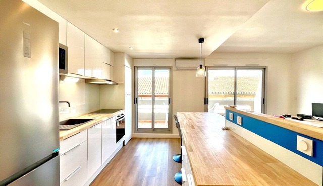 Le Moderne Nîmes, Close to Arena & Station