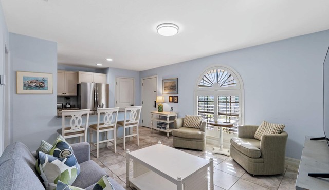 Le Monaco - Romantic 1 BR Condo Steps from 5th Ave S. Chic Coastal Retreat with King Bed and Beach Access. Perfect Location for Couples Near Dining, Shopping, and Naples Beach
