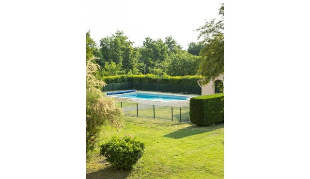 Le Morgon-Charming, peaceful farmhouse with swimming pool in wooded grounds