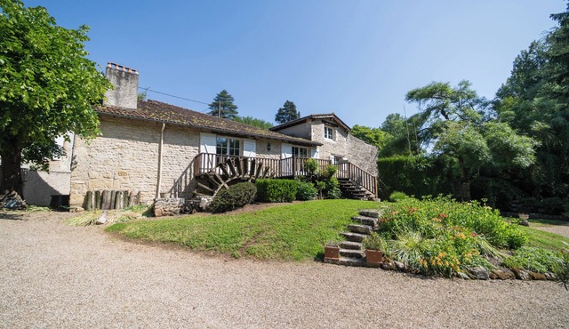 Le Moulin de Giroir: peaceful riverside setting