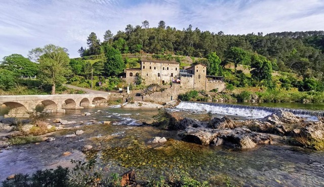 Le Moulin du Temps -chambres et lounge bar au bord de la rivière