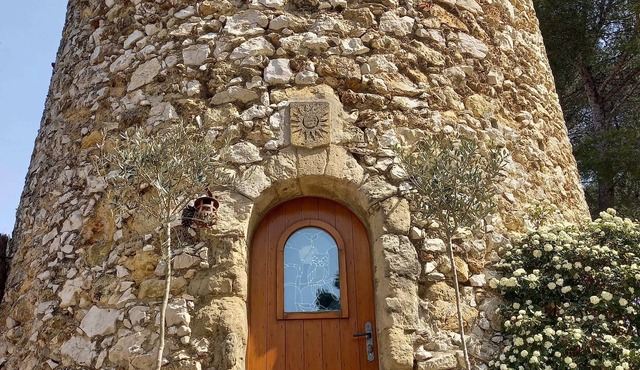 Le Moulin Rouge Provençal : charming old windmill with hot tub close to Aix