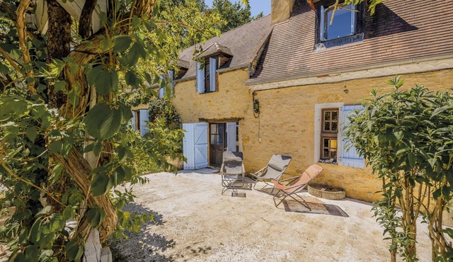 Le Mouton qui Rit, renovated historical farmhouse with pool and stunning view