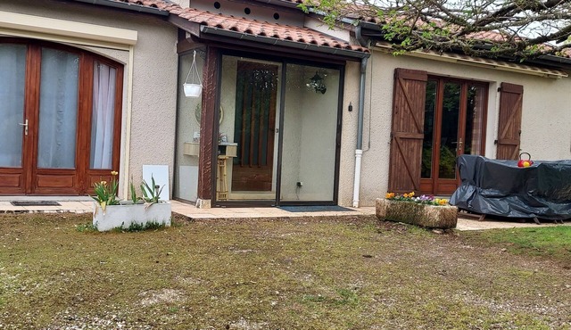 Le Mûrier single-storey house with beautiful veranda. Beautiful garden.