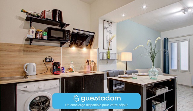 Le Mystère - Terrace - Near the centre