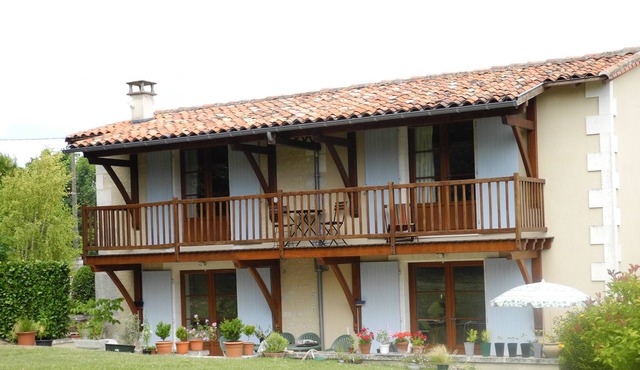 Le Nid, two bedroom bijoux property, Montboyer, pool, sleeps 4