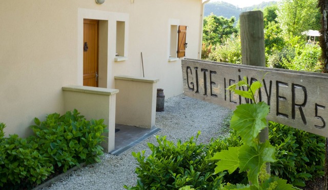 Le Noyer: Luxury and quiet gite with use of large swimming pool.