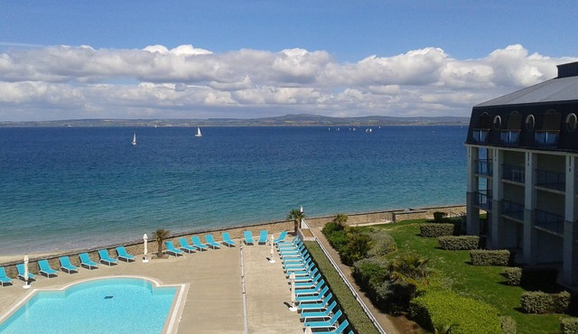 Le P'tit Martolod 3 *, with an exceptional sea view, direct access to the beach and swimming pool :)