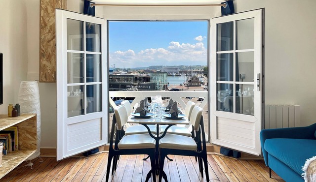 "Le Panorama du Quai Henri IV" Port view - City center