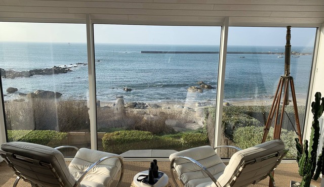 'LE PARADIS BLEU' house "feet in the water" and facing the typically Breton port