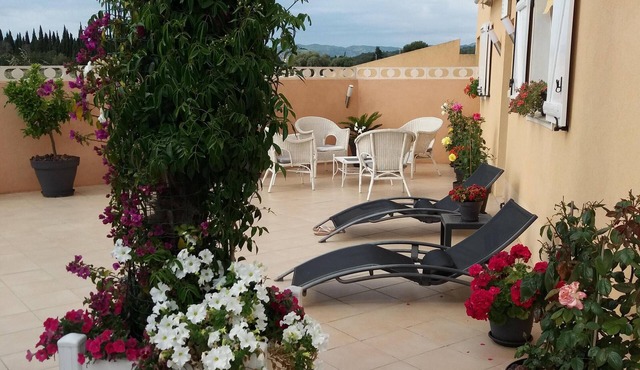 LE PARADIS, GARDEN LEVEL WITH LARGE 100 M TERRACE 700 M FROM THE BEACH