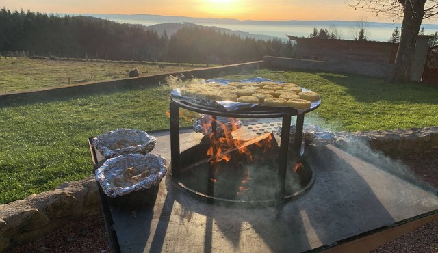 Le Pas Sans Peine Country house sleeps 14 With exterior and beautiful view.