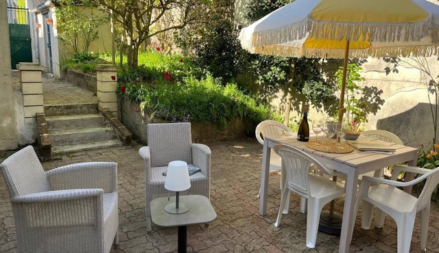 Le Passage du Roi: Historic TownHouse, Charming Courtyard - Steps from Chateau!